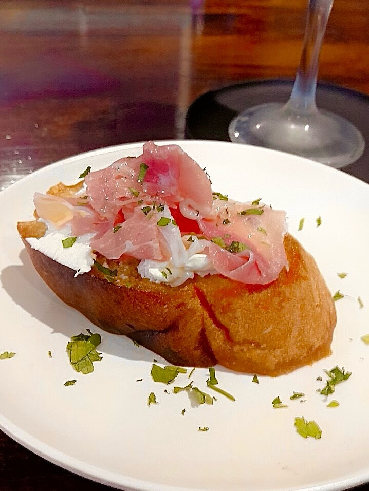 クリーミーなチーズと生ハムの贅沢な組み合わせ！